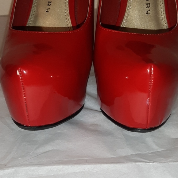 Red platform pumps size 6 1/2M - Picture 4 of 11